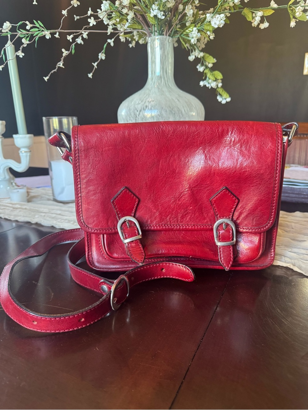 Made in Italy - Sleek Red Leather Crossbody Satchel - Timeless Everyday Style
